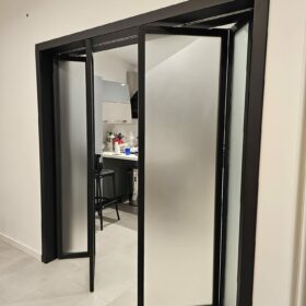 Porta con vetri satinati